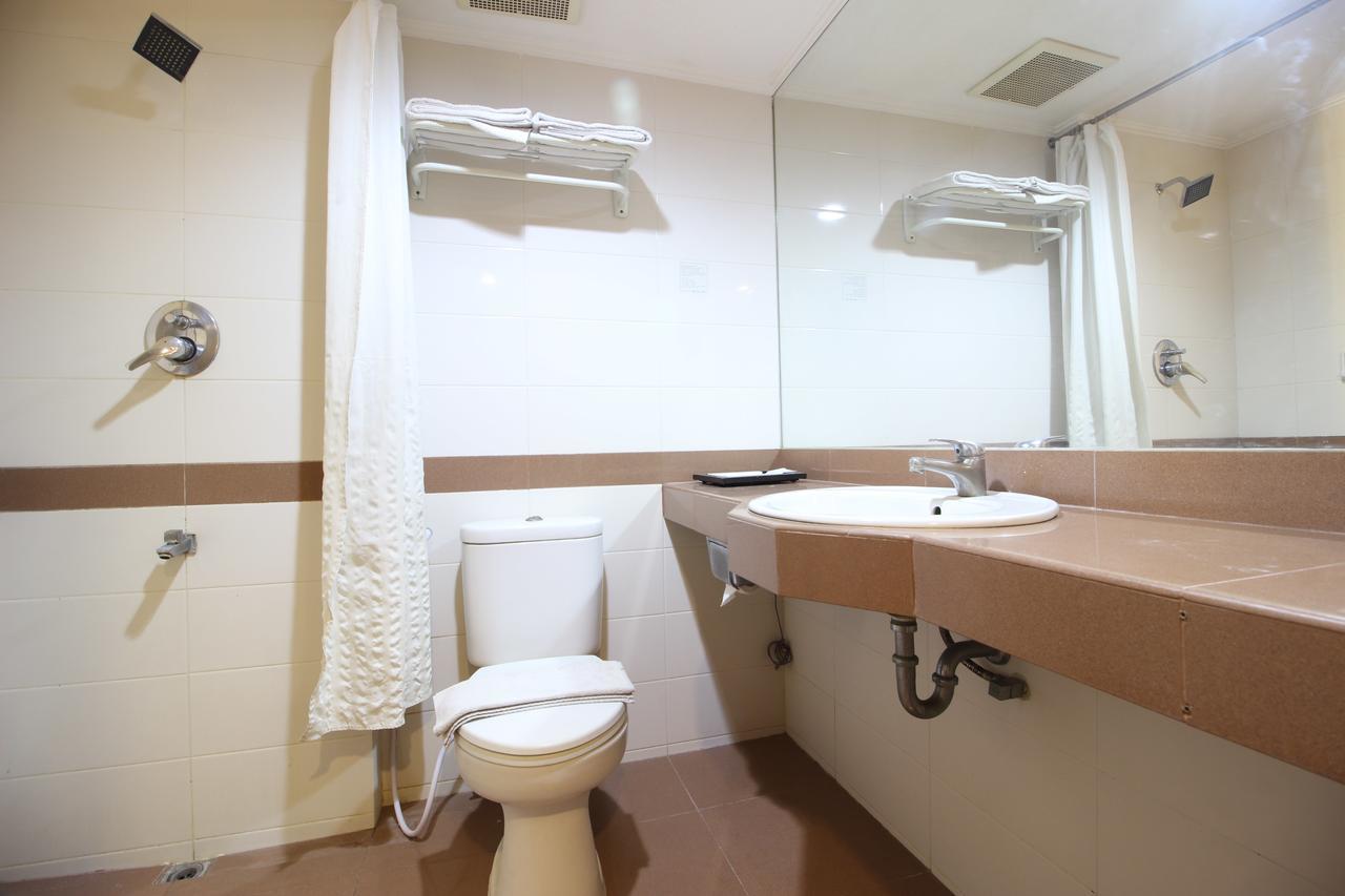 Reddoorz Premium @ Slamet Riyadi 2 スラカルタ エクステリア 写真