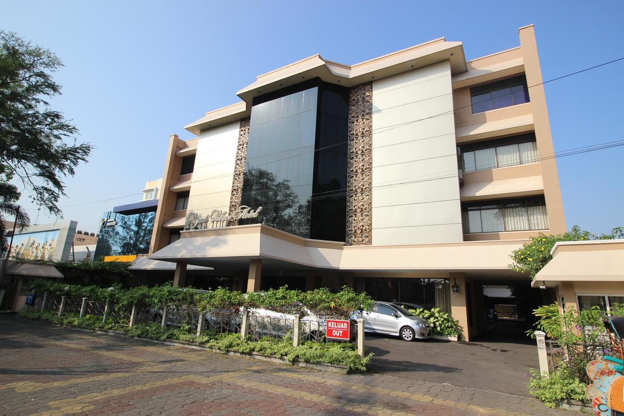 Reddoorz Premium @ Slamet Riyadi 2 スラカルタ エクステリア 写真
